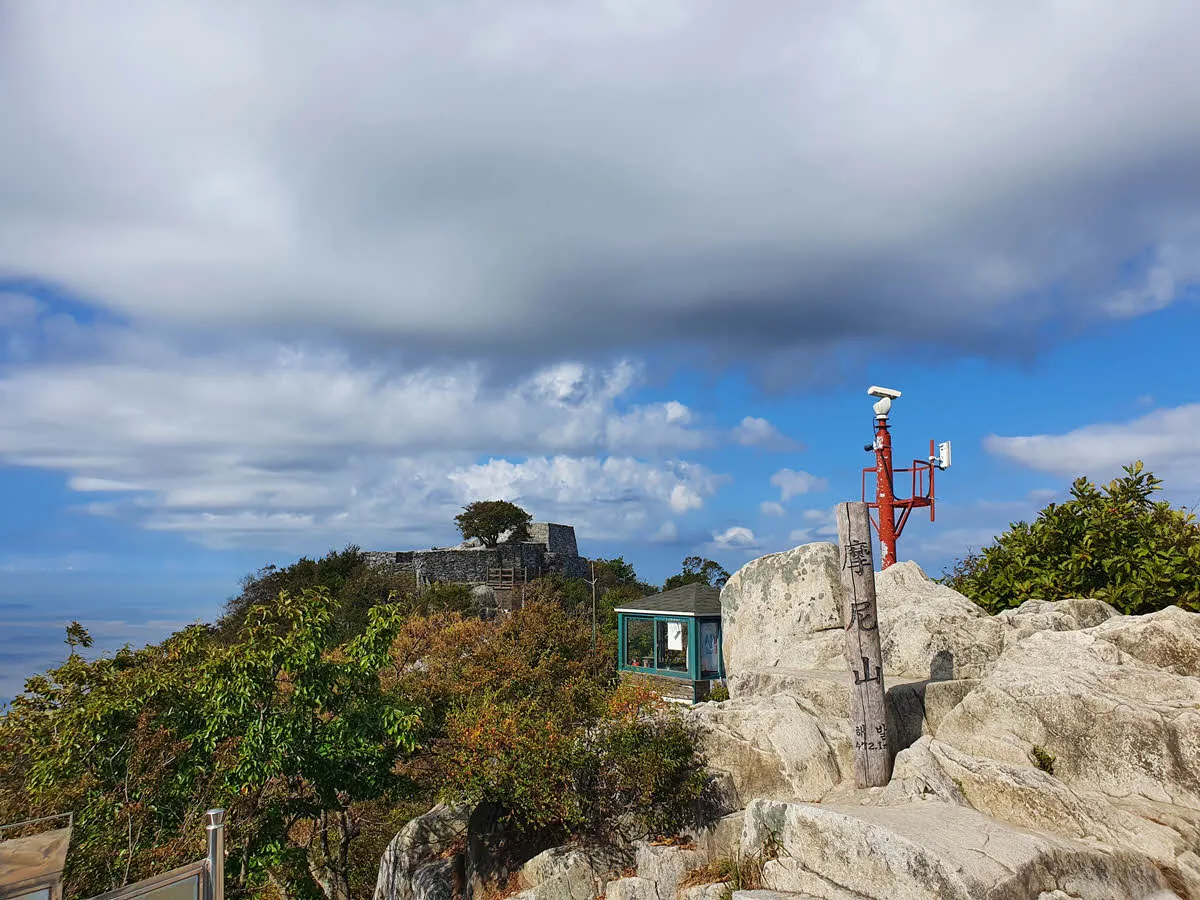 마니산 정상 표지석(?)과 참성단