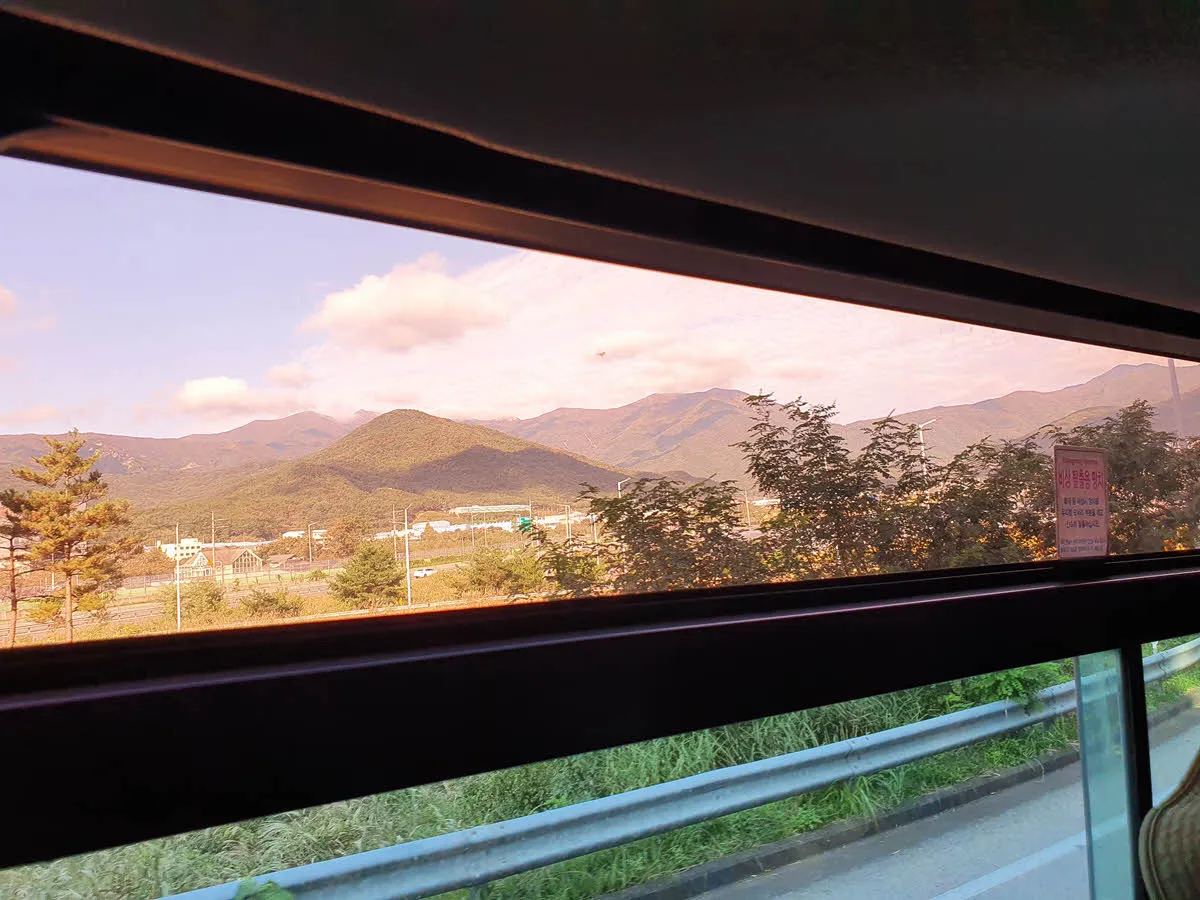 버스 차창밖으로 보이는 산줄기
