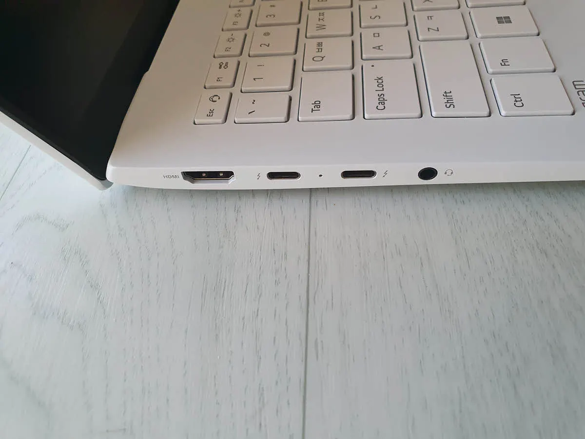 그램 16ZD90Q-GX56K 본체 좌측 포트