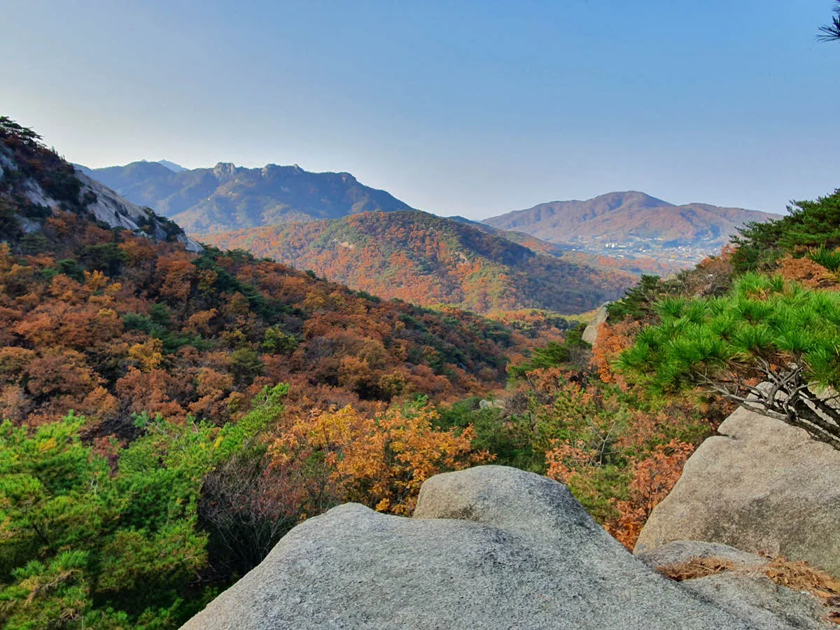 여성봉을 오르는 능선에서 바라본 북한산 방면의 단풍