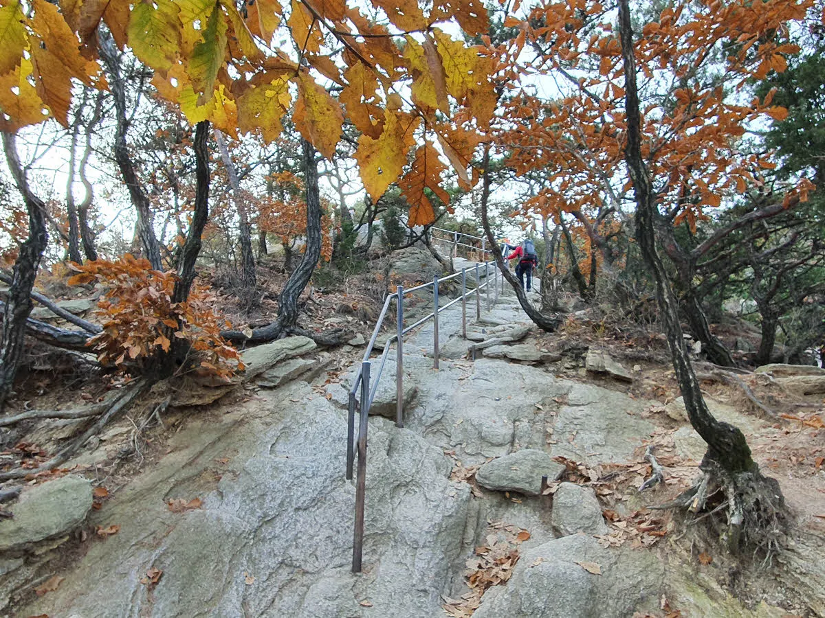 여성봉 가는 길의 암릉길