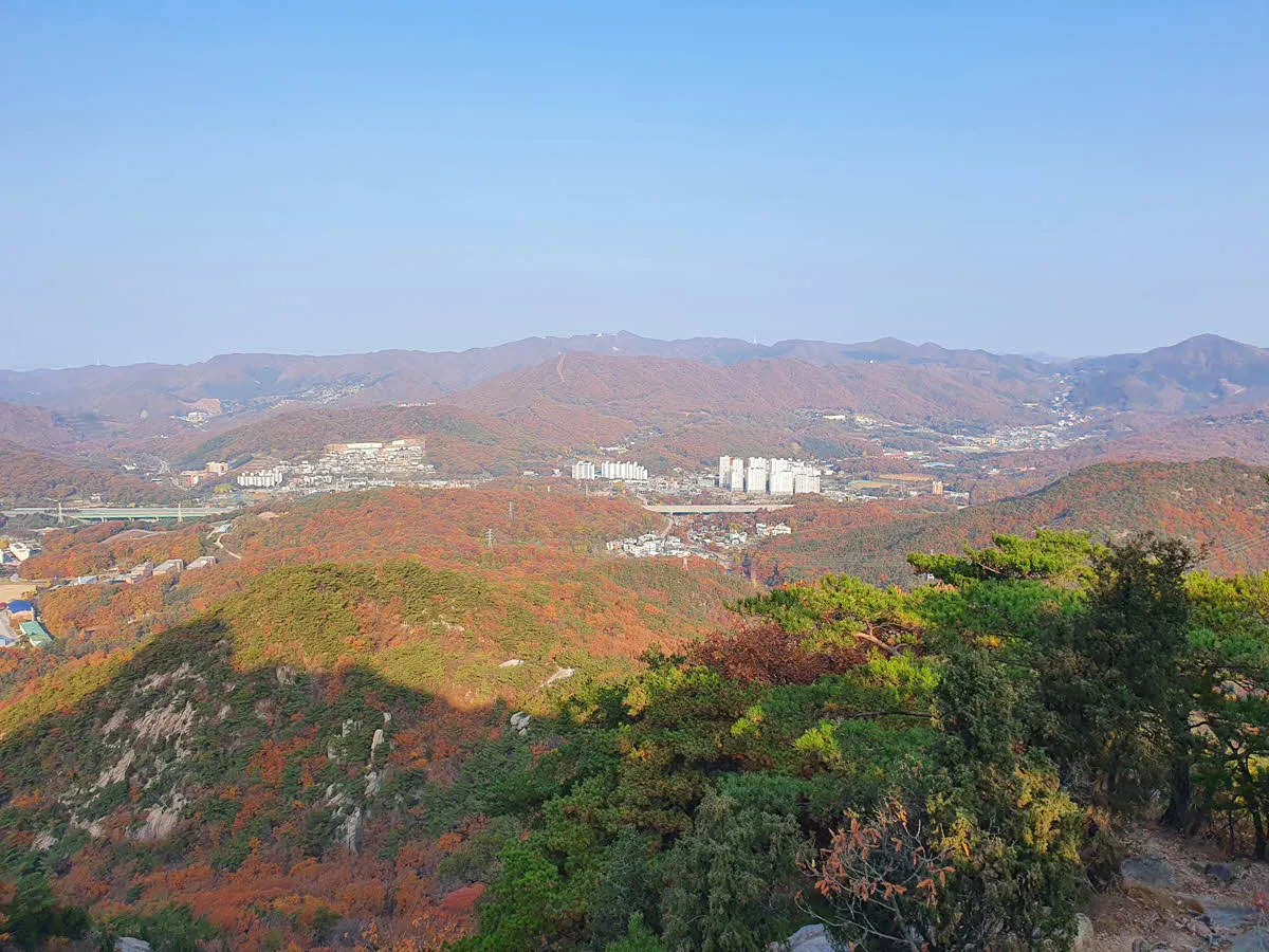 사진 가운데 보이는 송추계곡 상가단지와 제1순환고속도로