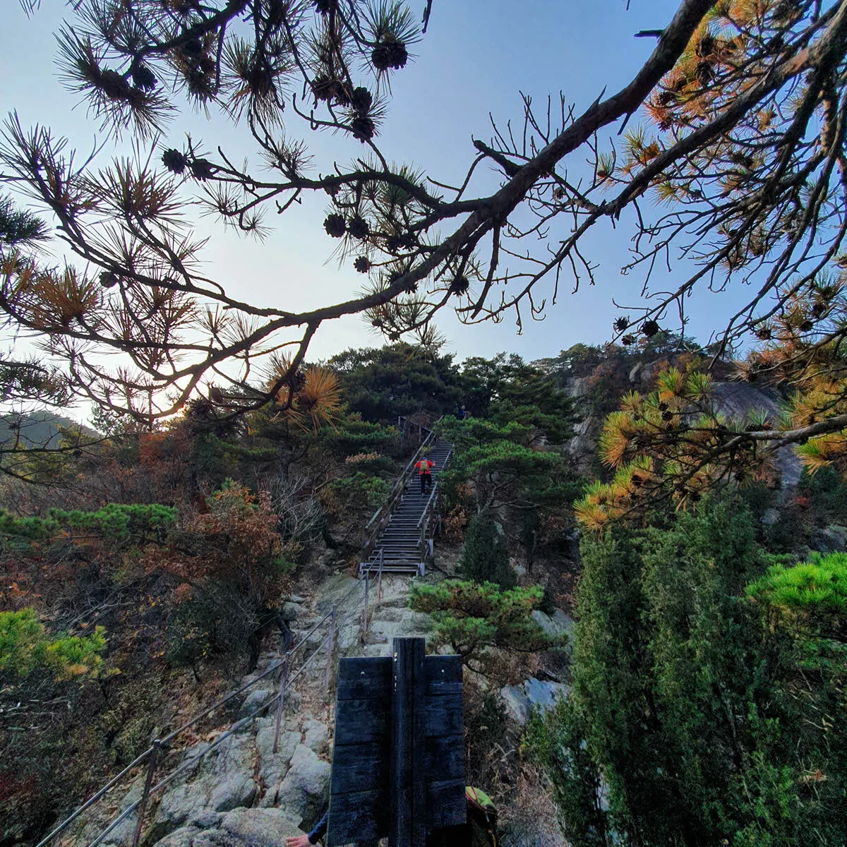 여성봉, 오봉으로 향하는 암릉길