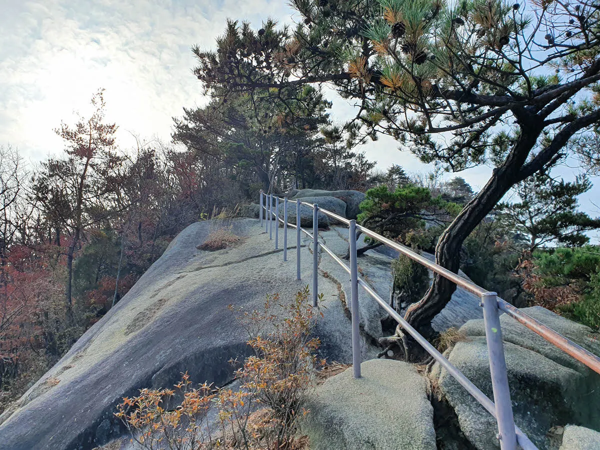 오봉 가는길 막바지의 암릉길