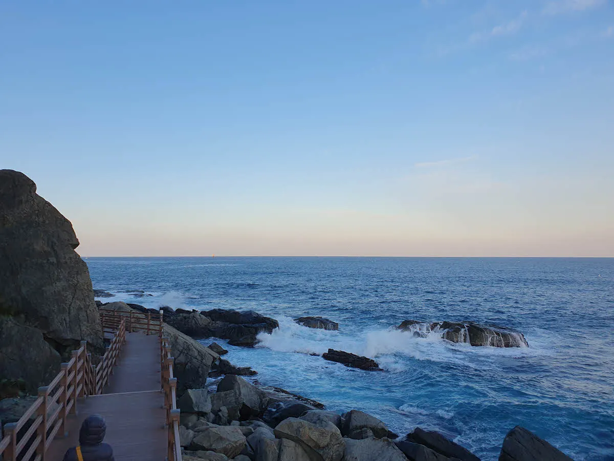 거친 바다와 인접한 외옹치 바다향기로