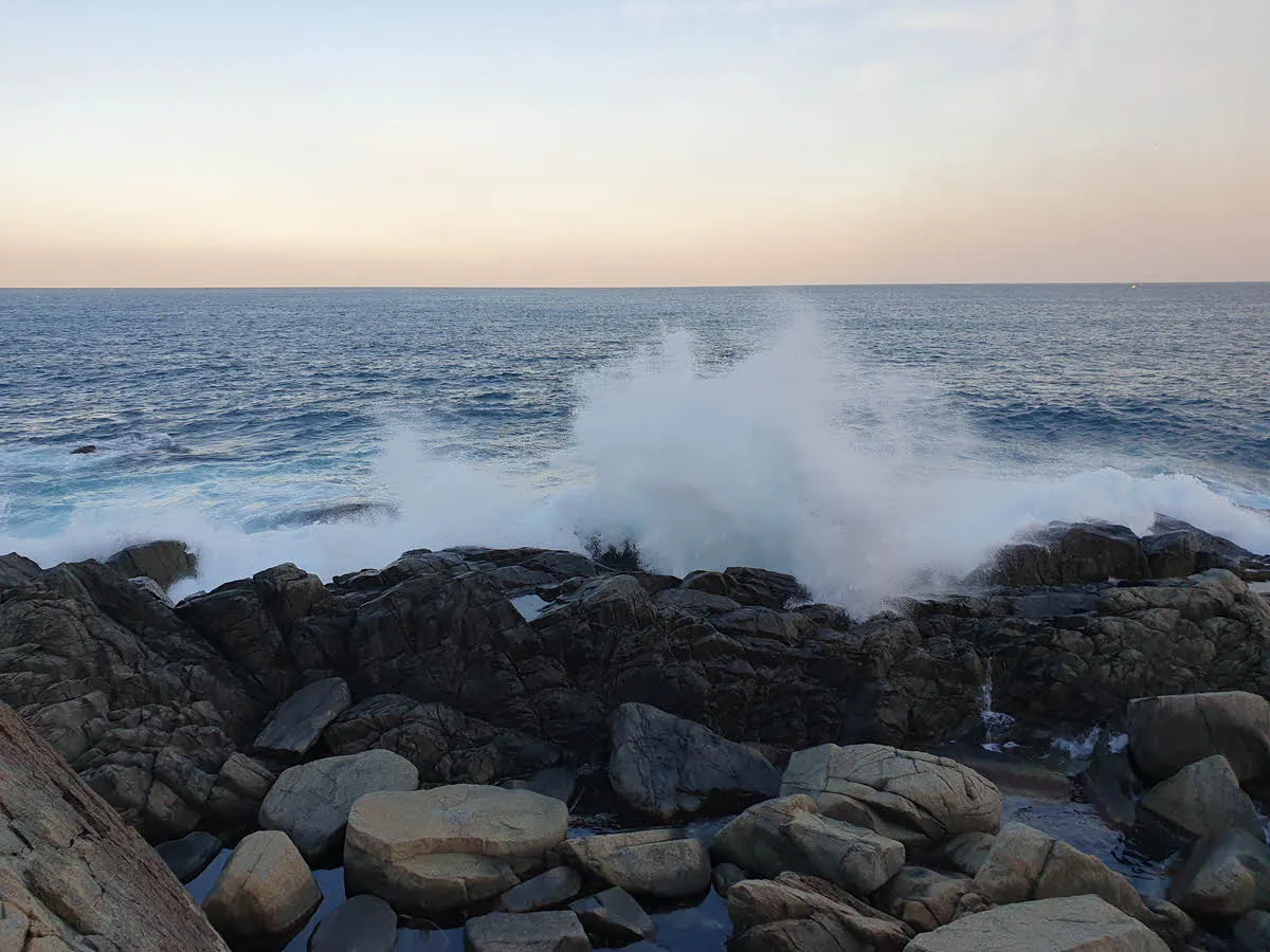외옹치 해변의 거친 바다