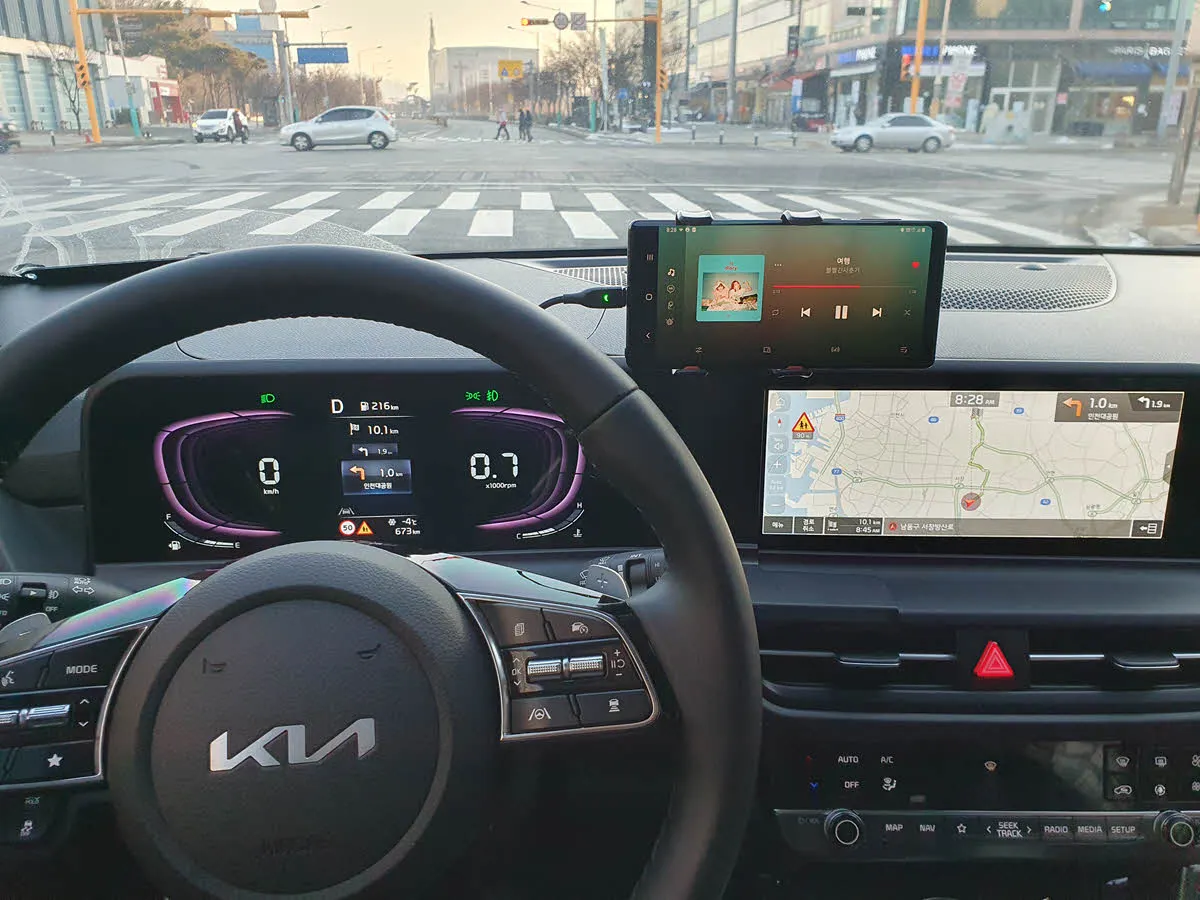 더 뉴 셀토스의 디지털 계기판과 10.25인치 디스플레이