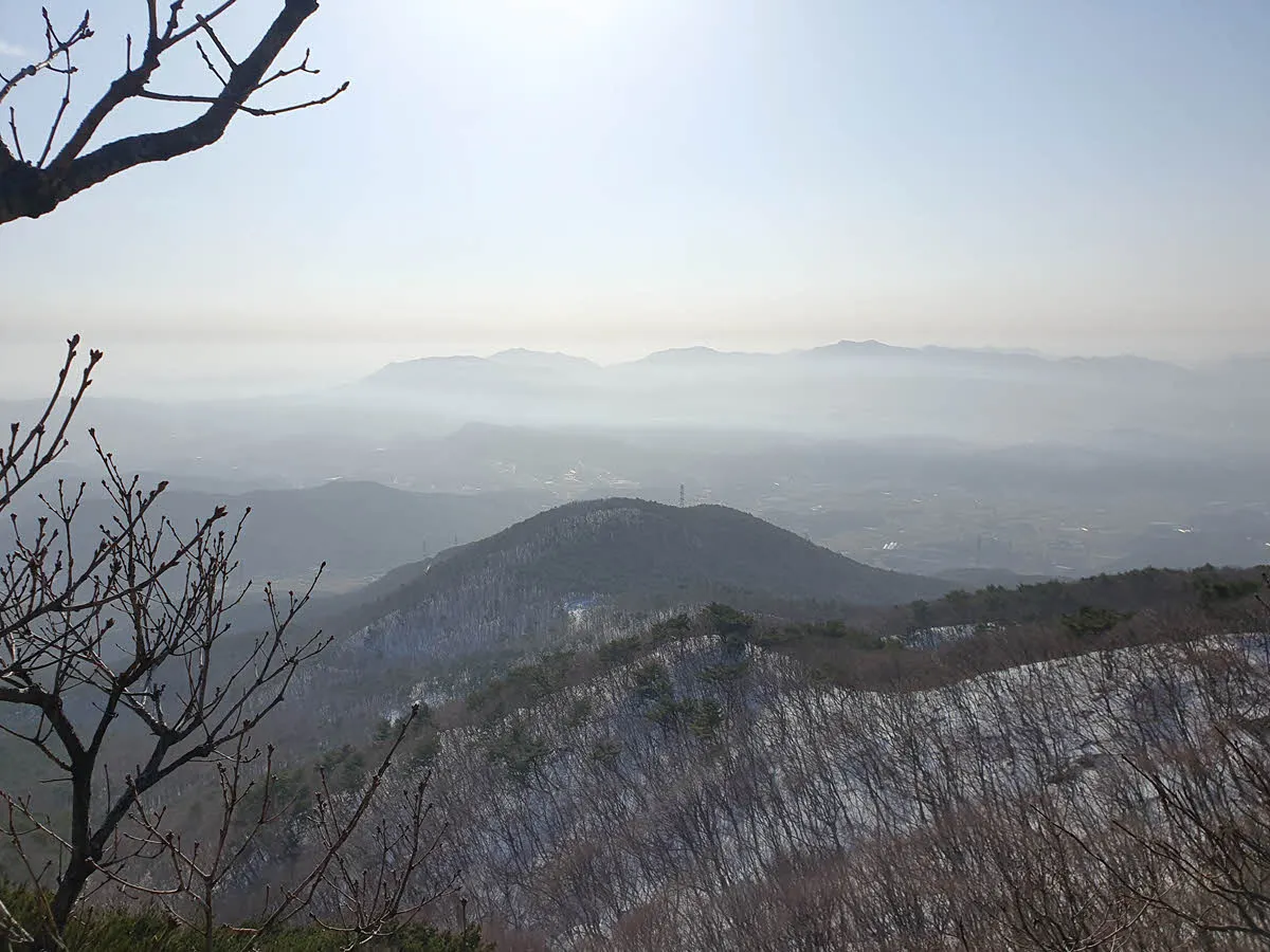미세먼지가 많은 오서산 아래