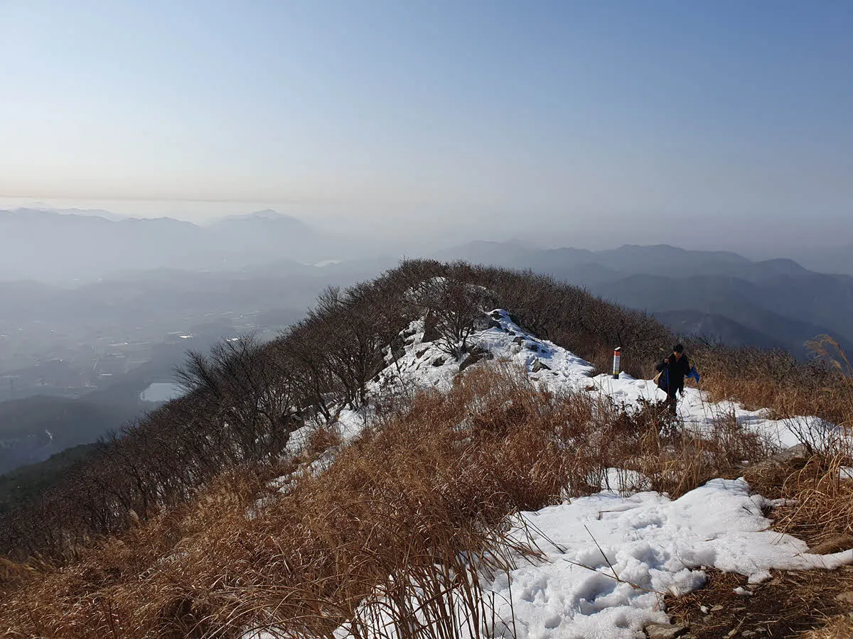시루봉 방면에서 올라오는 코스와 합류