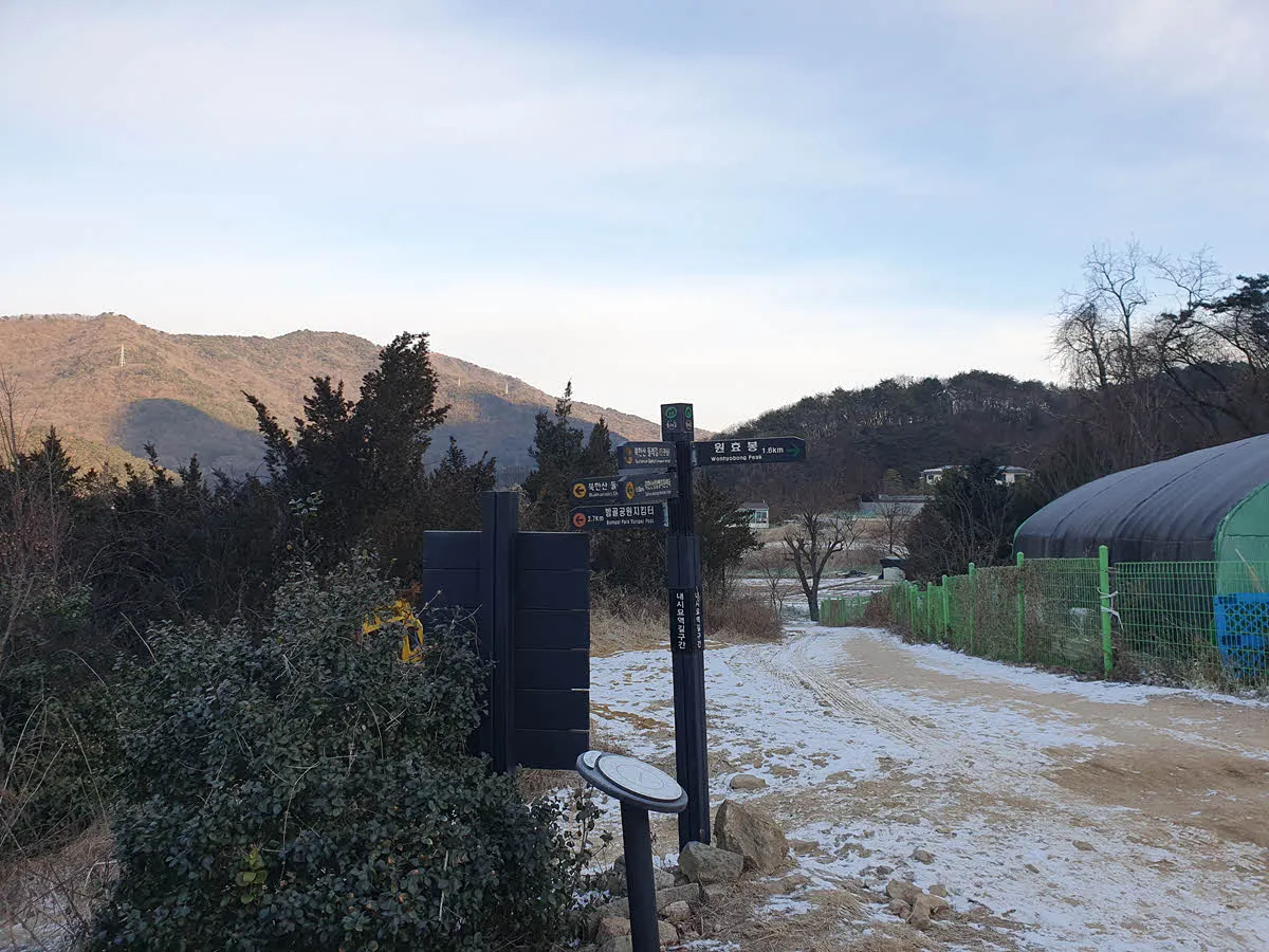 북한산 둘레길 10코스 (내시묘역길)과 원효봉 등산로의 분기점