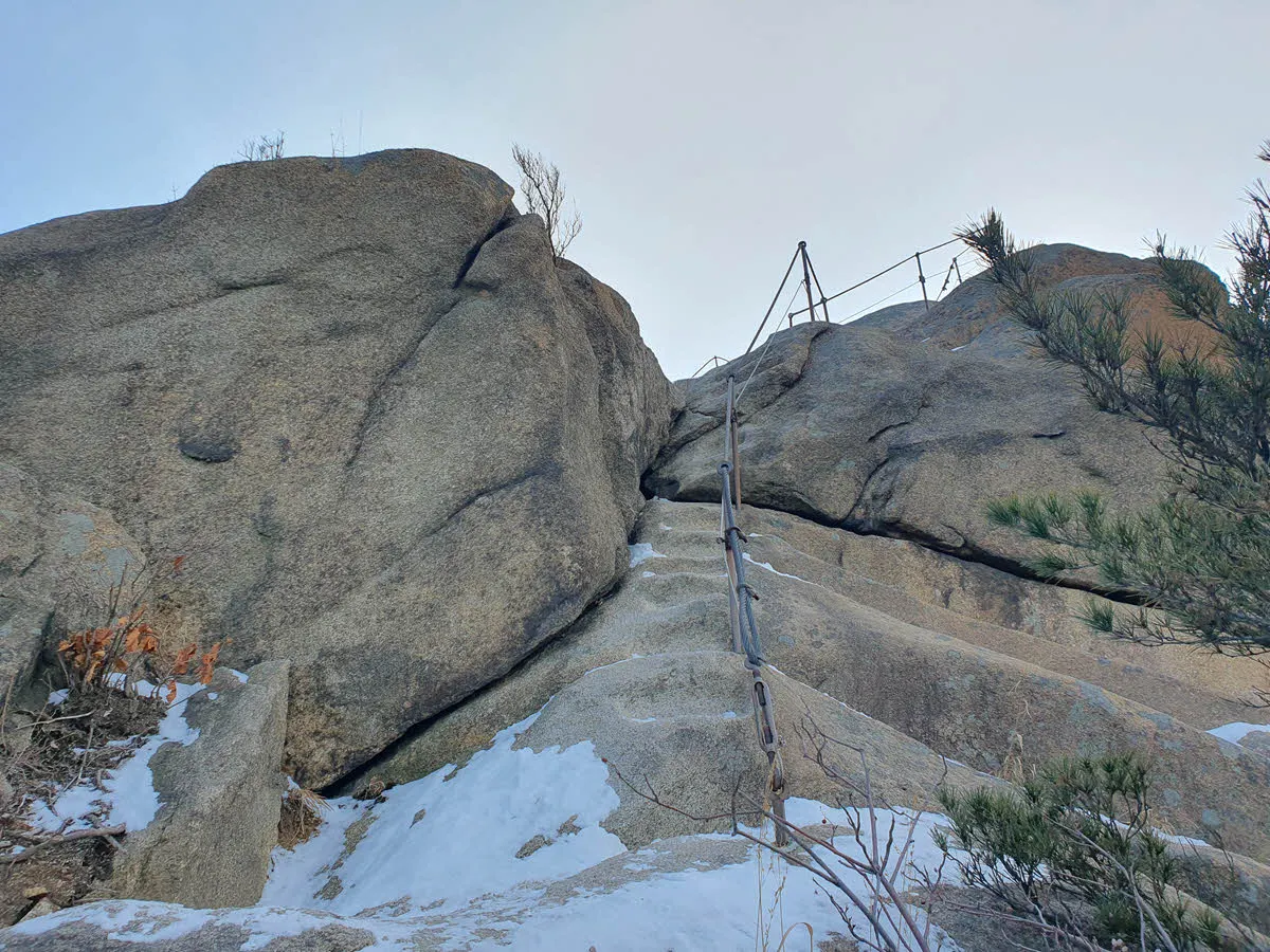 원효봉 바로 전에 있는 암석으로 이루어진 암봉 (원효봉은 아님)