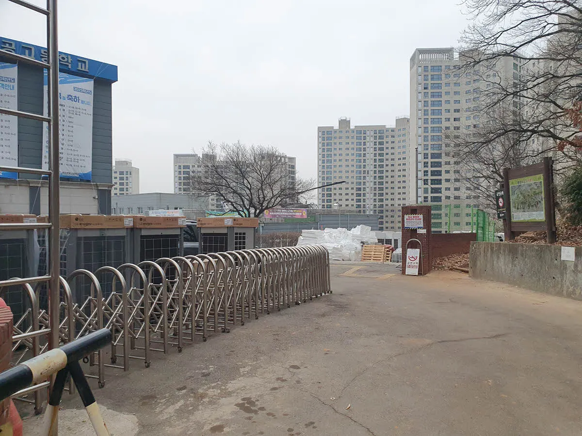 경기 항공고등학교 도덕산 방면 입구