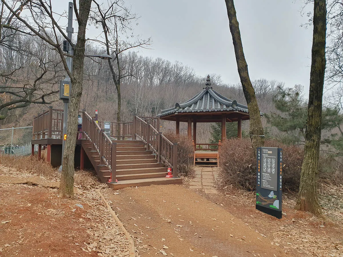 도덕산 출렁다리 입구