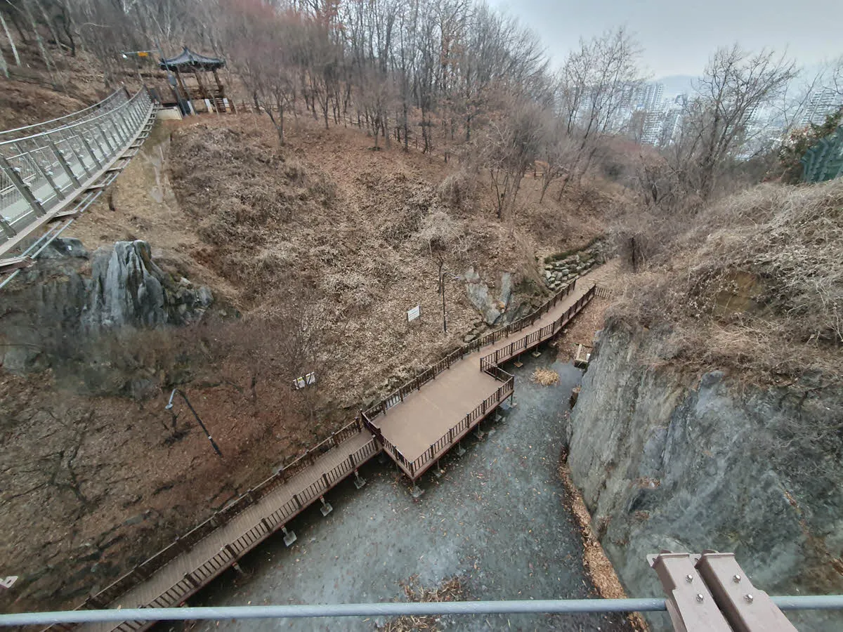 도덕산 출렁다리 아래