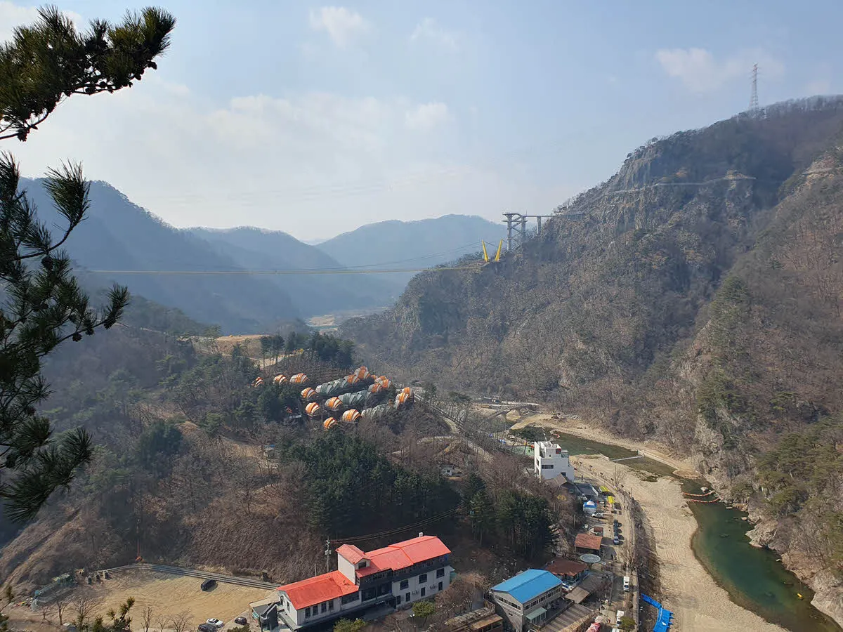 출렁다리에서 본 소금잔도와 스카이타워 그리고 울렁다리