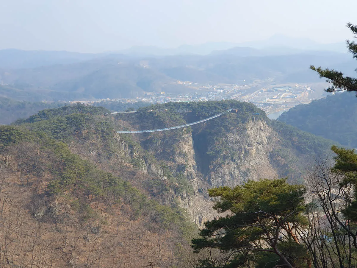 소금잔도 가기 전 보이는 소금산 출렁다리