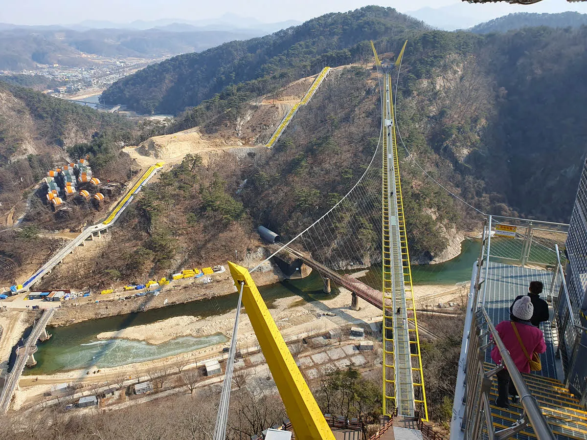 스카이타워를 내려가 울렁다리로 간다