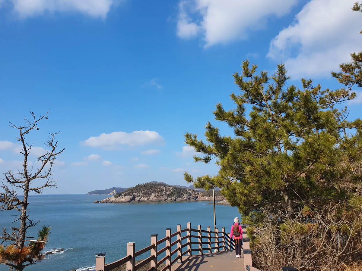 옥돌해변데크길과 선유도 앞 바다