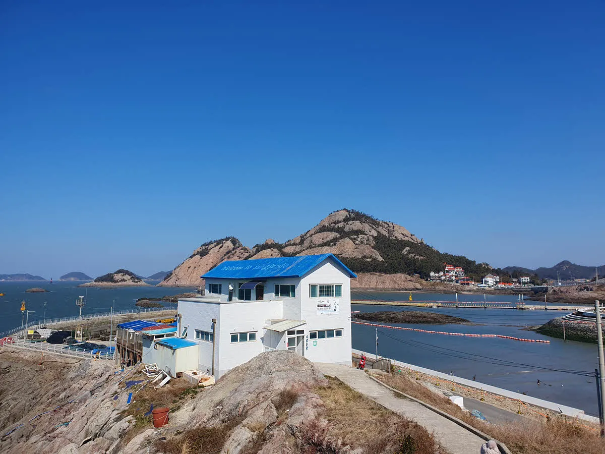 파란하늘과 대장봉 그리고 파란지붕