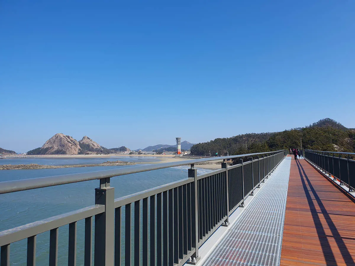 장자도 보행교에서 바라본 선유해수욕장과 망주봉