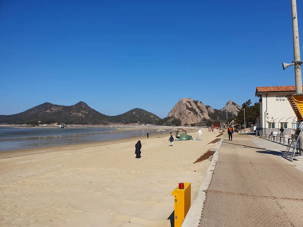 선유도 해수욕장과 망주봉