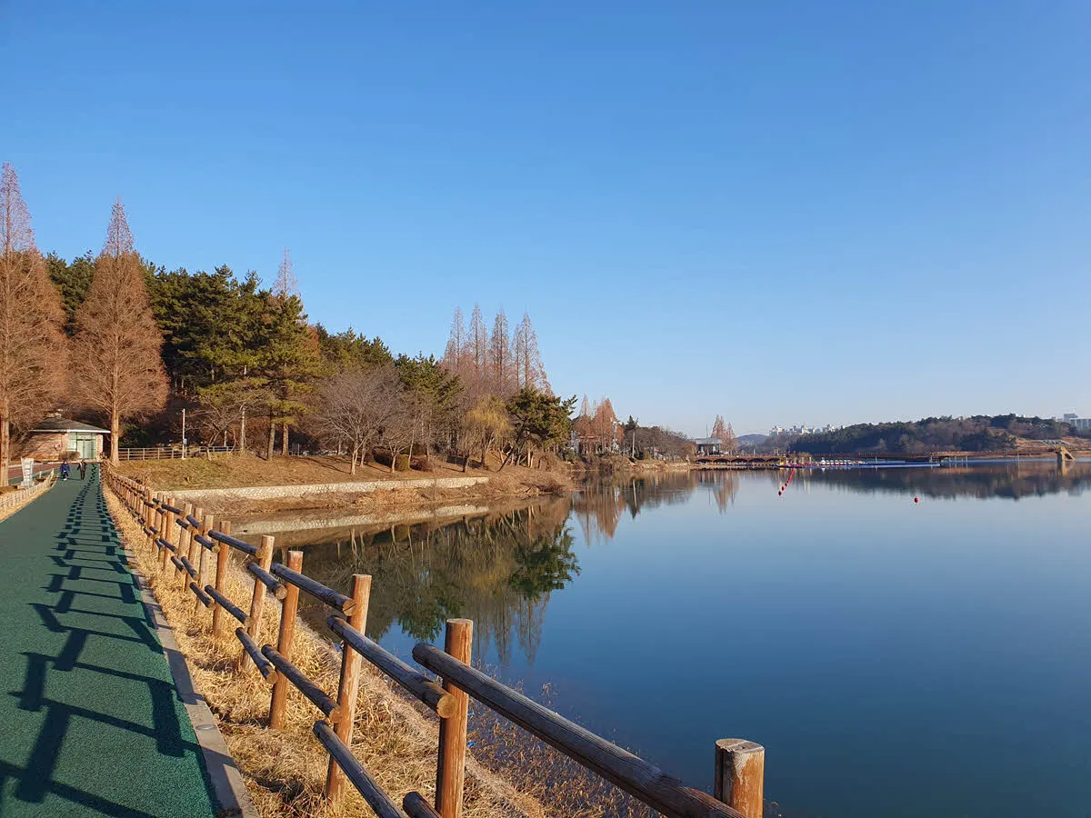 은파호수공원 제방길. 멀리 보이는 호수공원 광장
