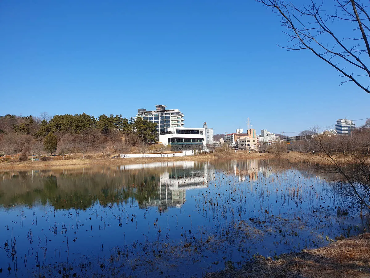 호수 둘레 곳곳에 카페와 레스토랑이 보인다.