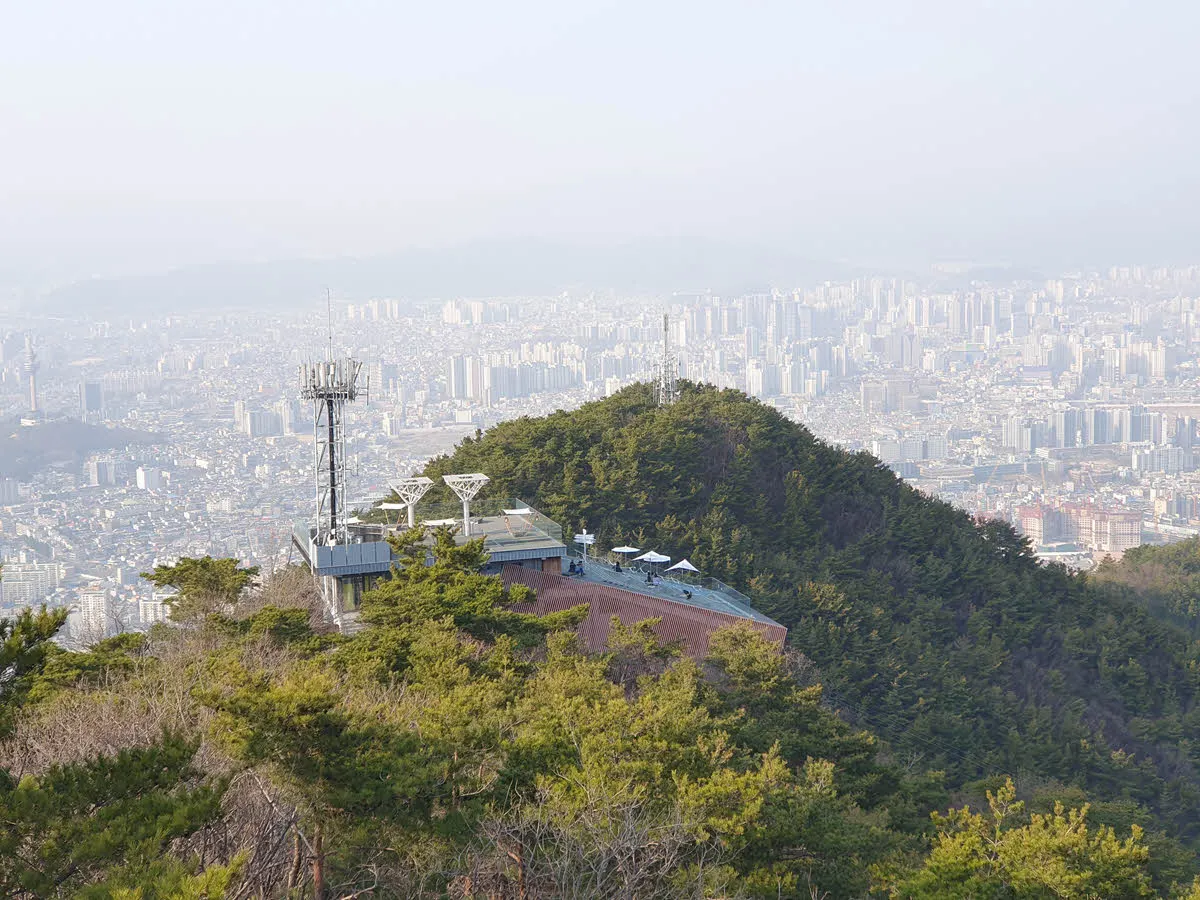 앞산 케이블카(하행 탑승장)와 대구 시내