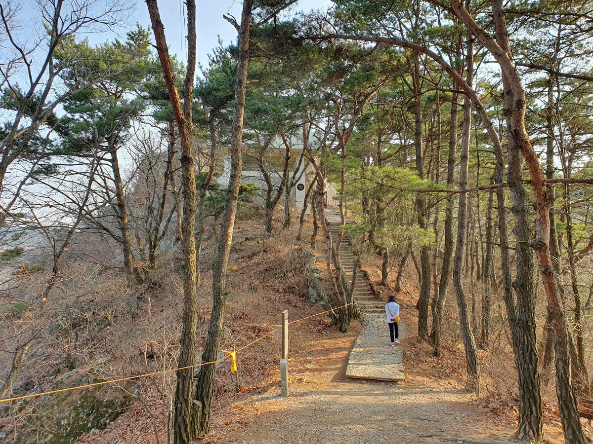 앞산에 있는 용도를 가늠하기 힘든 건물