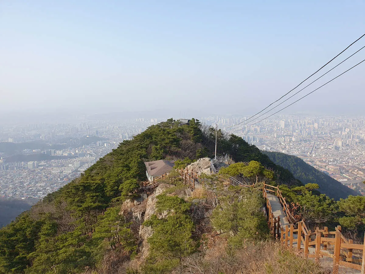 앞산 정상으로 가는 능선길 모습