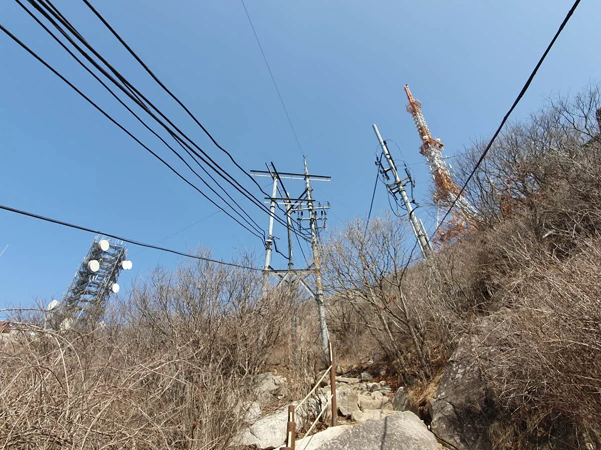 팔공산 비로봉 정상에 있는 통신탑들