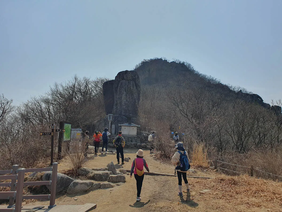 팔공산 비로봉에서 동봉 가는 구간에 있는 석조약사여래입상