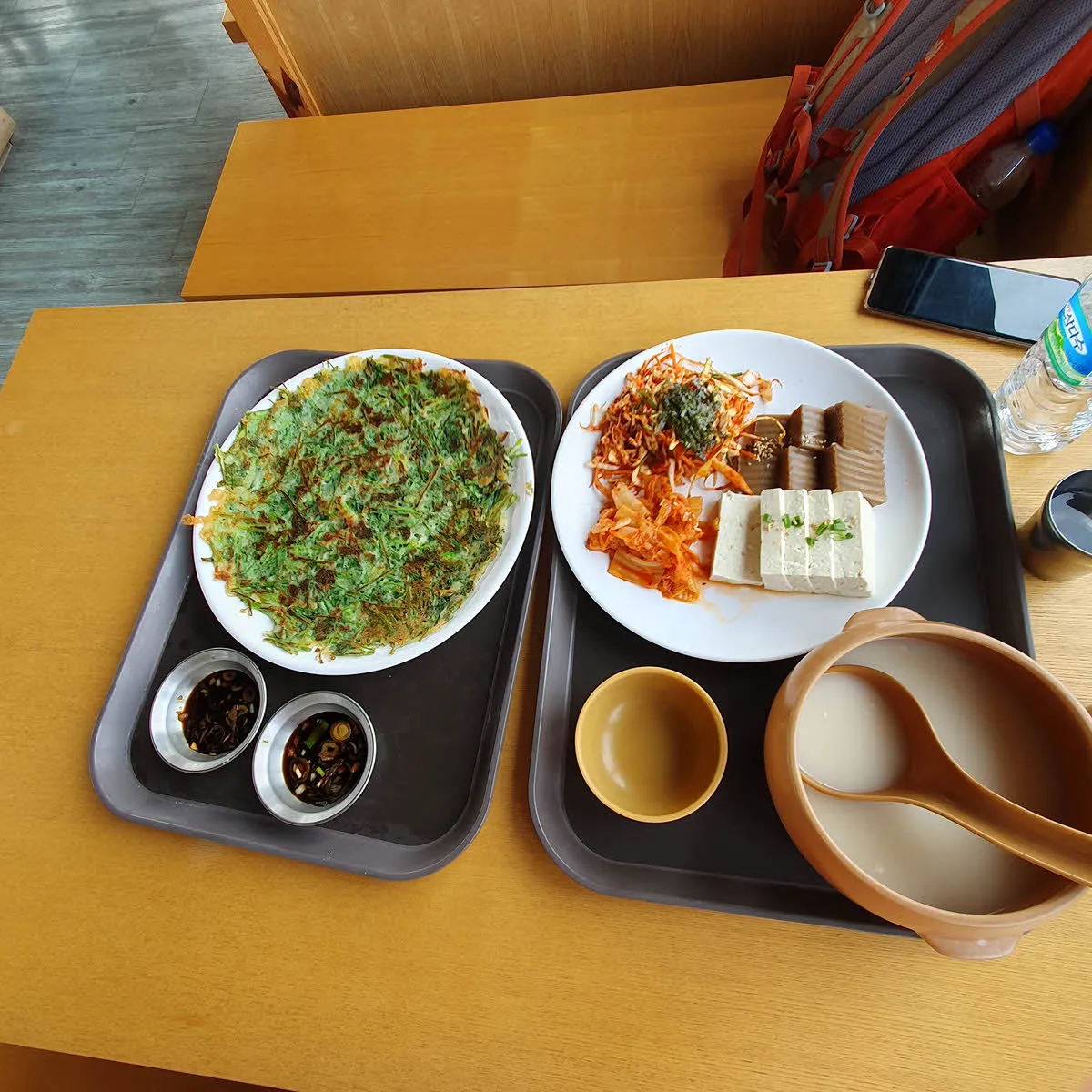 팔공산 케이블카 정상역 식당에서 먹는 미나리전과 도토리묵 그리고 동동주