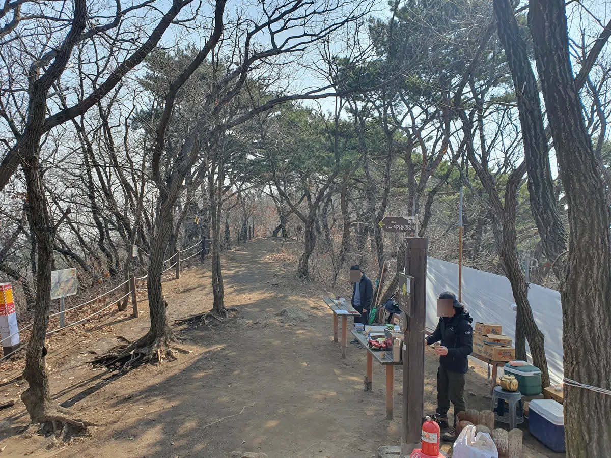 이수봉,국사봉 방면과 석기봉, 망경대 방면 갈림길