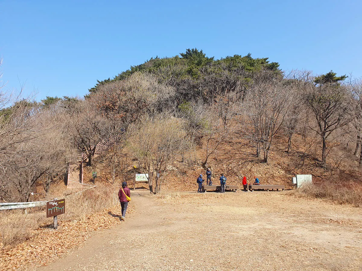 석기봉 바로 아래 공터와 쉼터