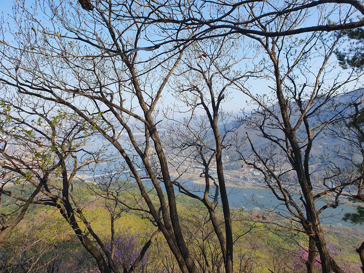 주 능선을 어느정도 오르자 한강 조망이 시작된다.
