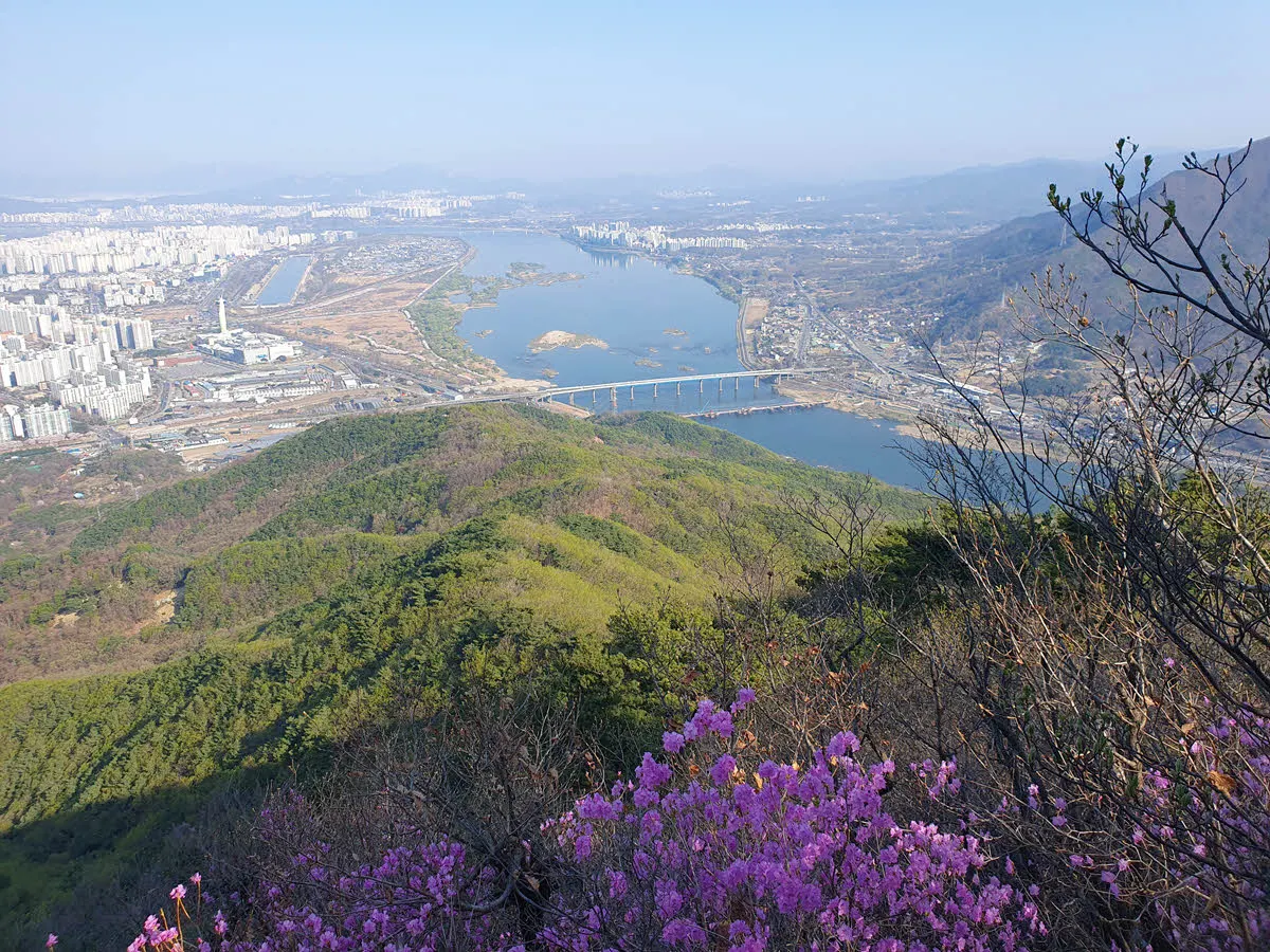 검단산 중턱 "전망바위"에서 바라본 한강 (서울방면)