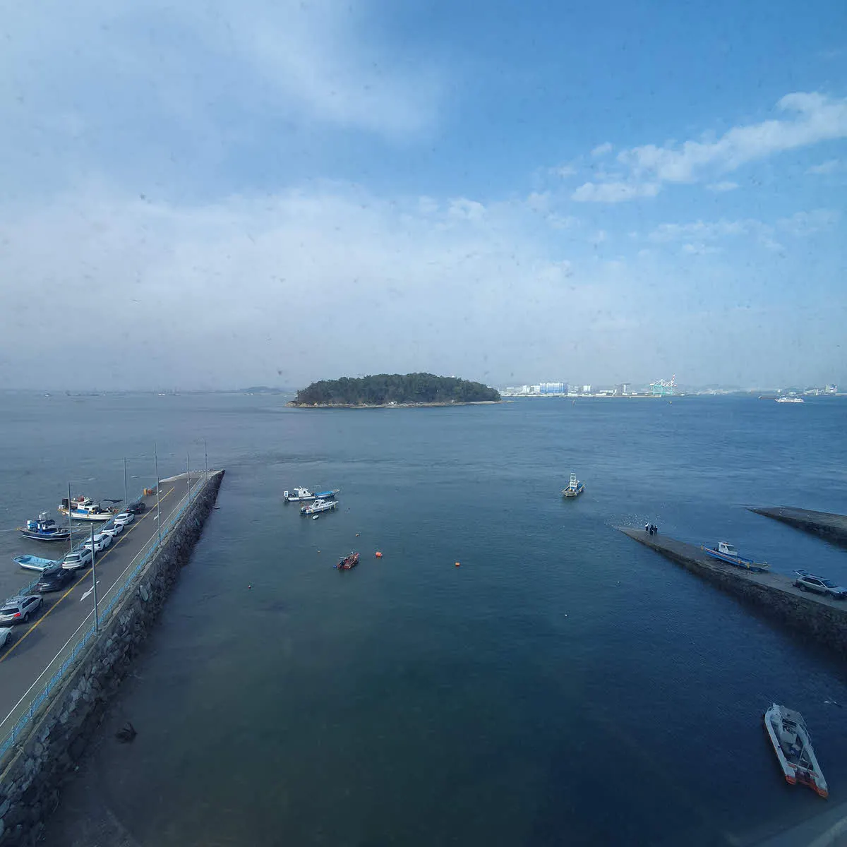 구읍뱃터에서 여객선에 타기 위해 기다리는 차량행렬