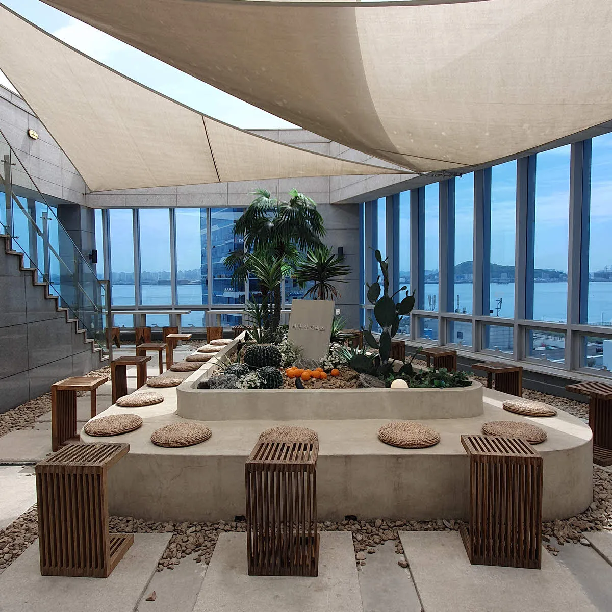 바다 조망하기에 좋은 "바다 앞 테라스" 카페