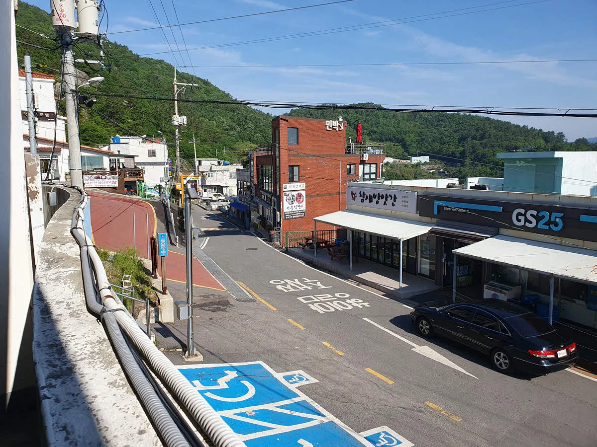 금오산과 향일암 입구의 임포마을