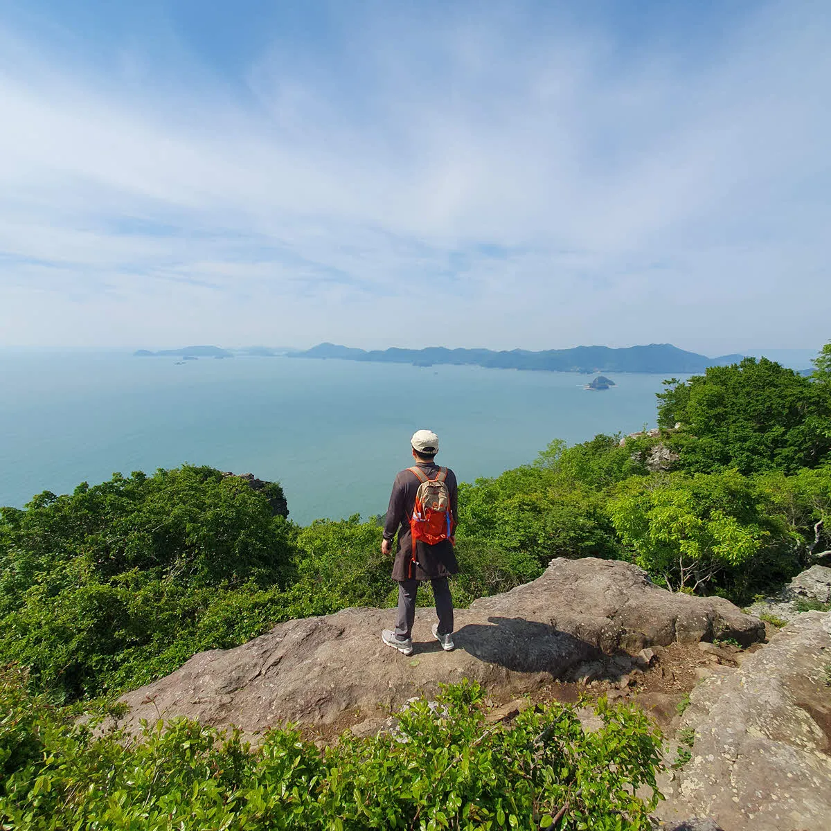 유명한 걷기 좋은 길 비렁길이 있는 금오도가 보인다
