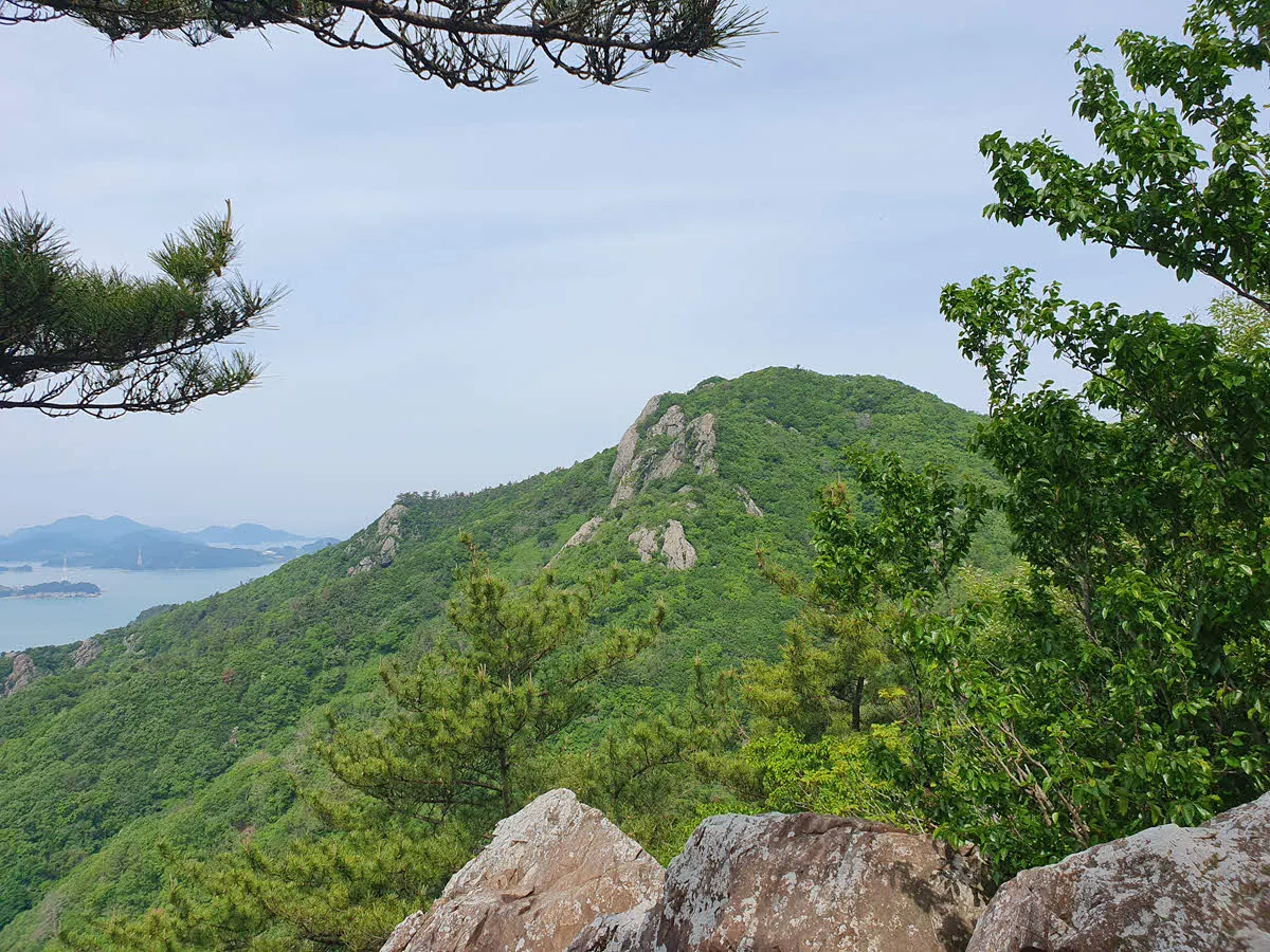 향일암으로 넘어가는 고개에서 바라본 금오봉 방면