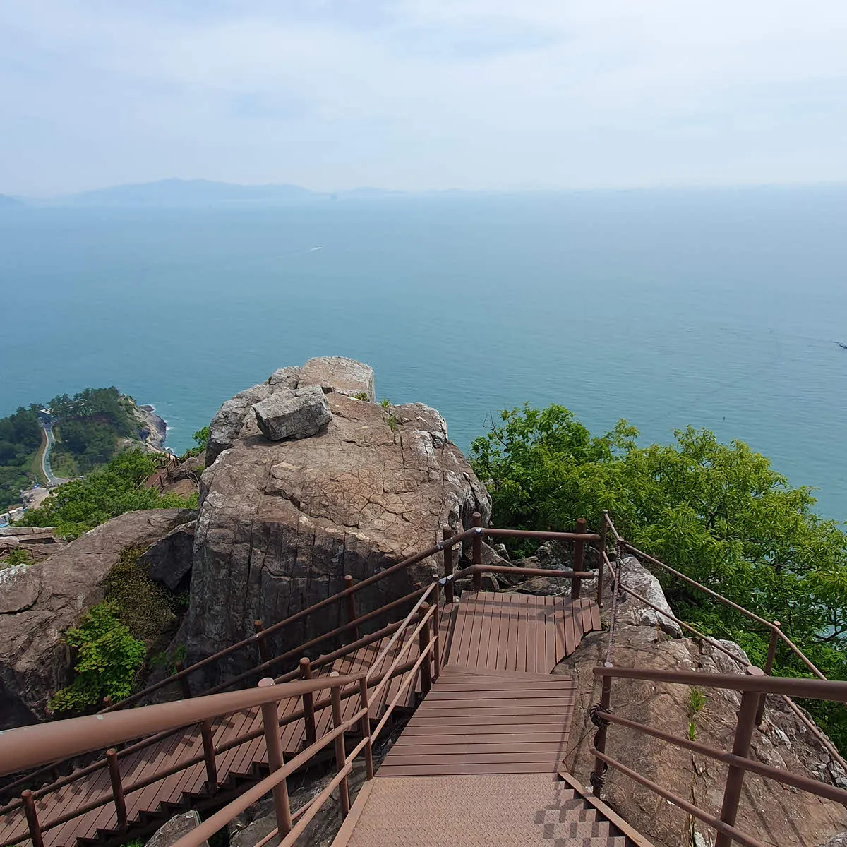 향일암까지 이어지는 절경 - 향일암으로 내려가는 길