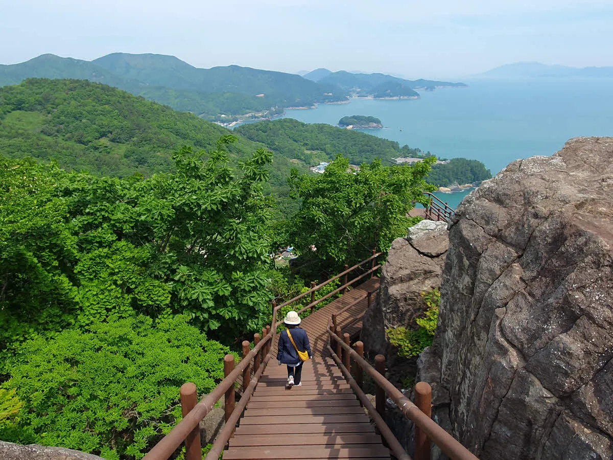향일암으로 내려가는 길