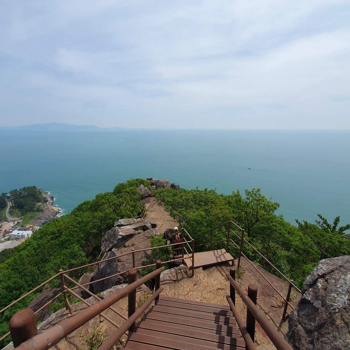 향일암으로 이어지는 기암절벽