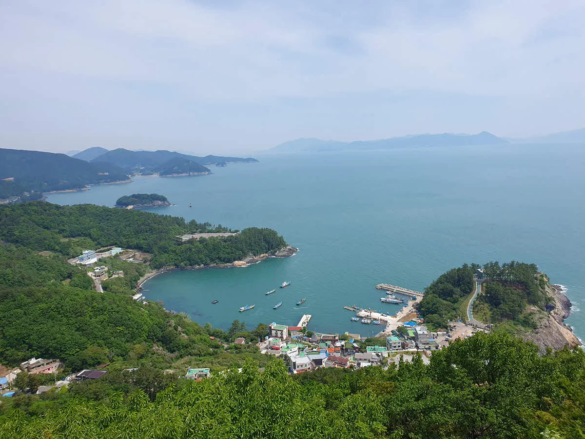 향일암으로 내려가면서 보이는 임포마을