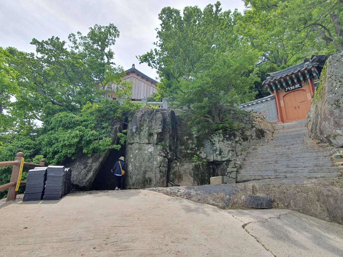향일암으로 가는 동굴