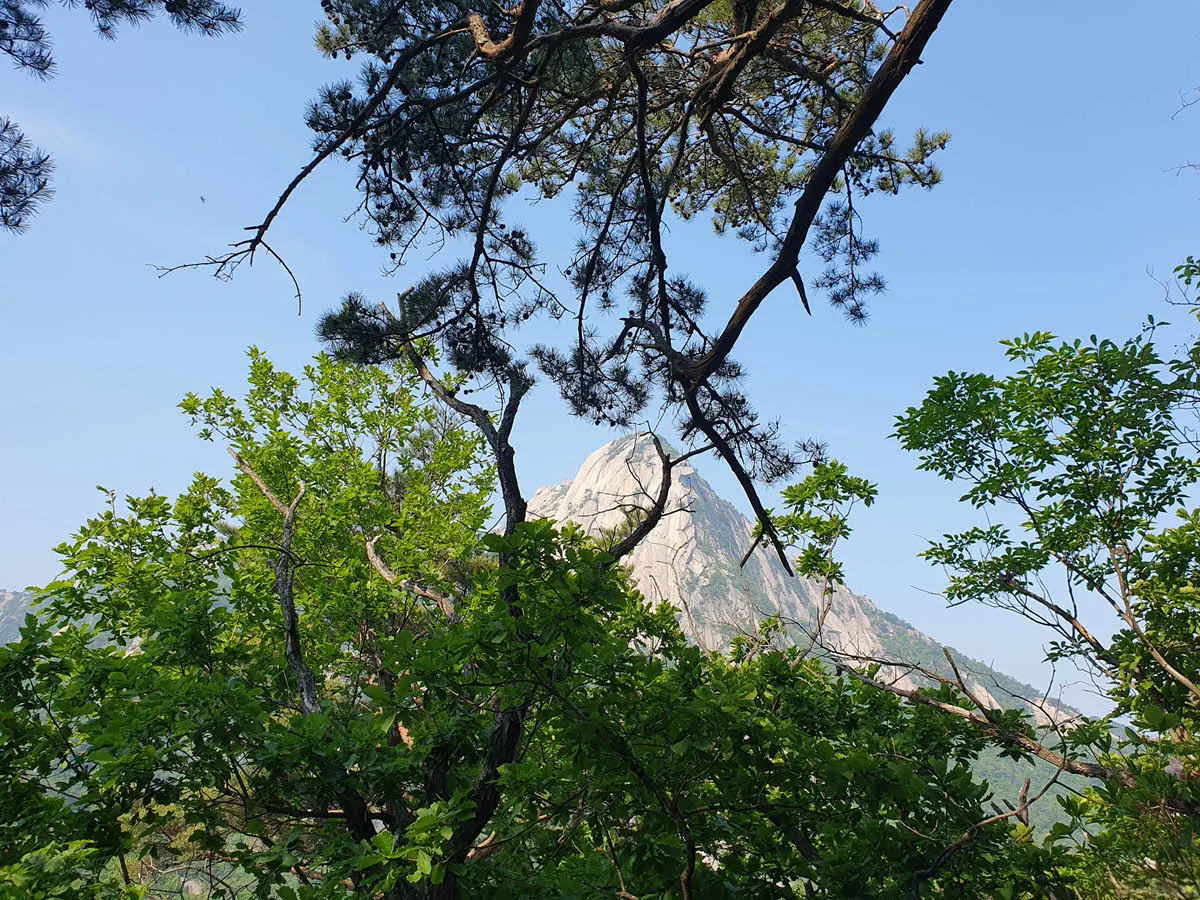 영봉에 오르면서 보이는 북한산 인수봉