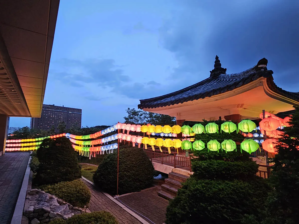 동국대학교 교내 종각의 연등