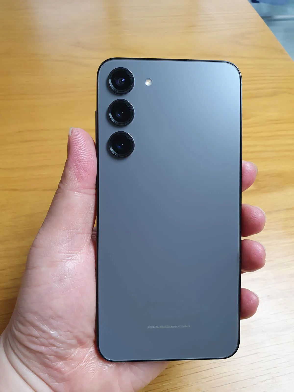 갤럭시 S23+를 손에 파지한 모습